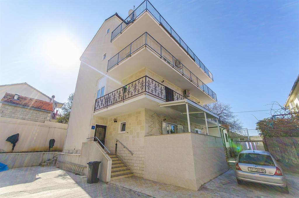 Apartments And Rooms Iva Trogir Exterior foto