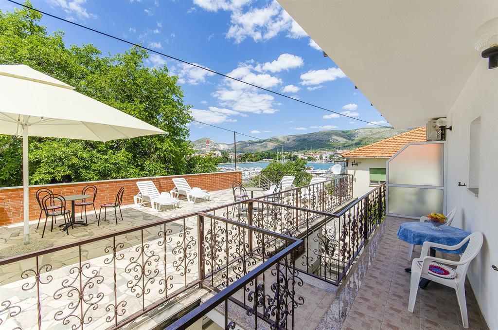 Apartments And Rooms Iva Trogir Exterior foto